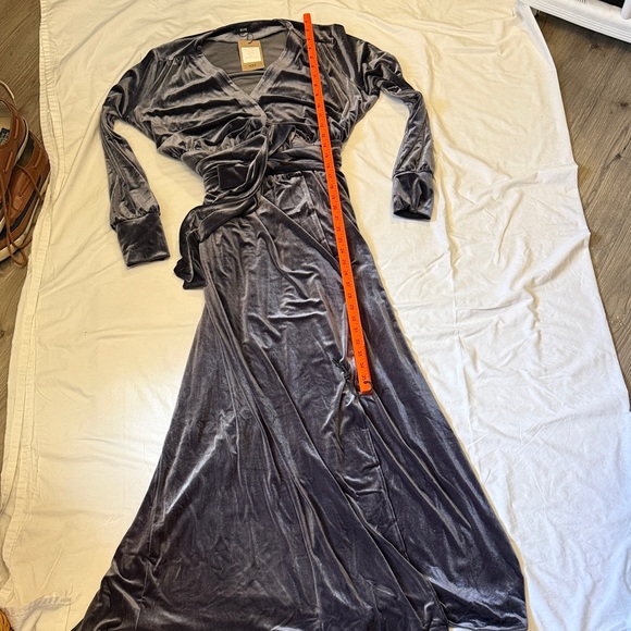 Elegant Long Sleeve Gray velvet Maxi Dress - Picture 10 of 12